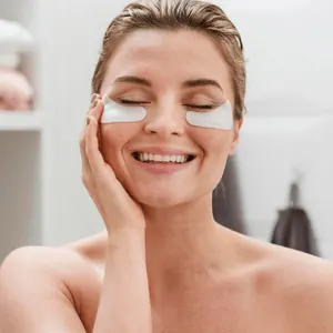 Mulher sorrindo com tapa-olheiras aplicados