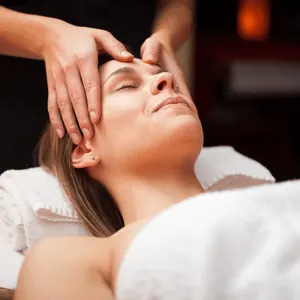 Drenagem linfática facial com as mãos