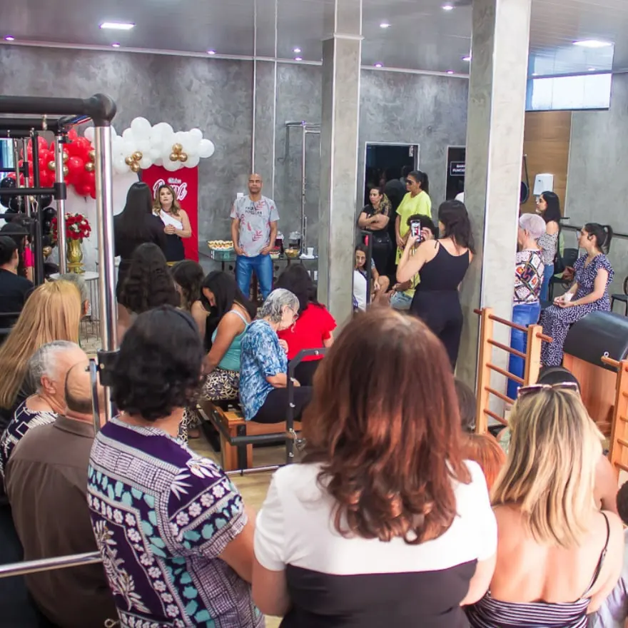 Convidados no salão do estúdio durante evento da Renove