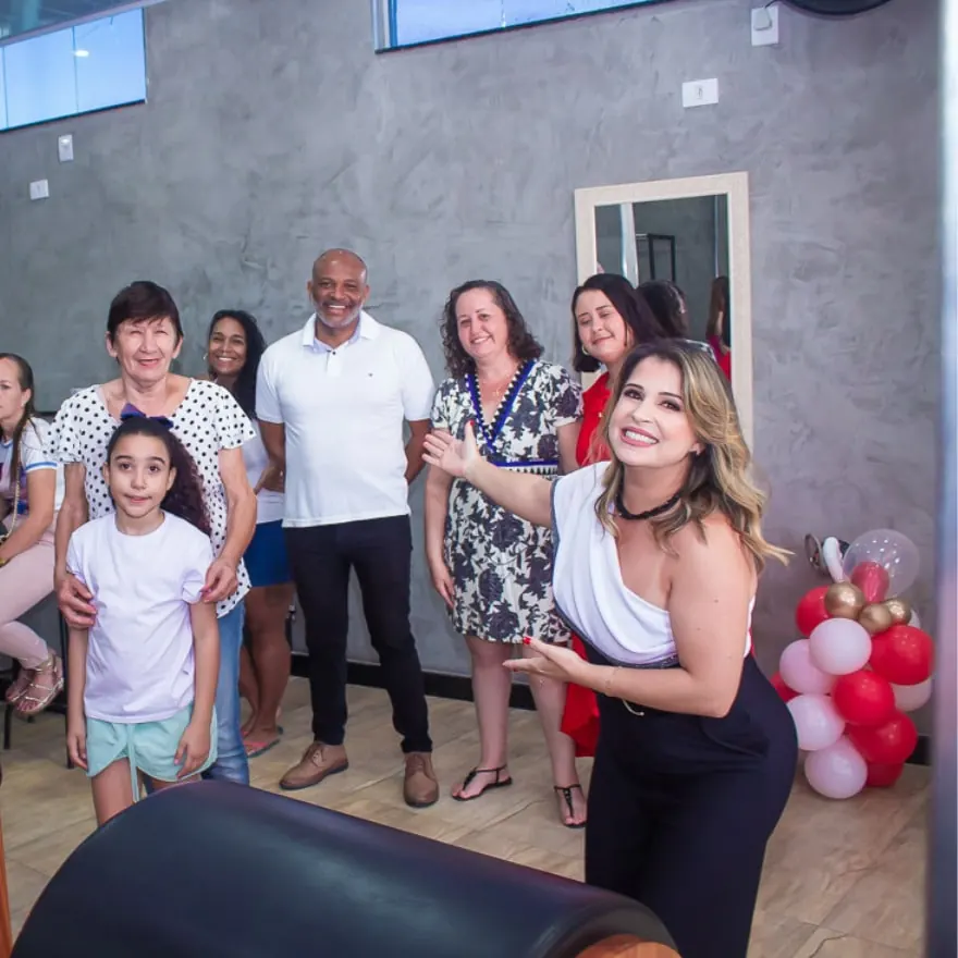 Equipe, alunos e convidados reunidos no estúdio da Renove
